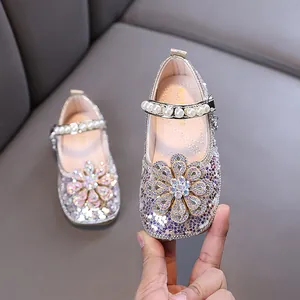 Glitzernde silberne Prinzessinnenschuhe für Mädchen mit Perlenriemen und großer Blume