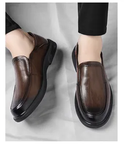 Vue rapprochée de mocassins décontractés en cuir marron pour hommes d'affaires