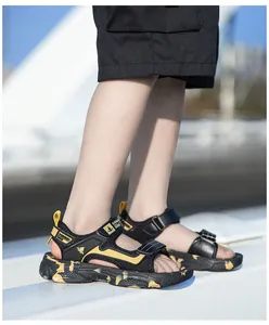Jungen-Sandalen in Schwarz und Gelb mit weicher Sohle für sommerliche Strandaktivitäten.