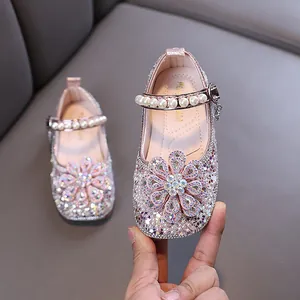 Elegante Prinzessinnenschuhe für Mädchen mit glitzernden Strasssteinen und Perlenriemen