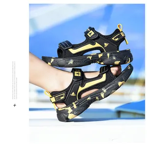 Nahaufnahme von Jungen-Sportsandalen mit weichen Sohlen und gelben Akzenten.