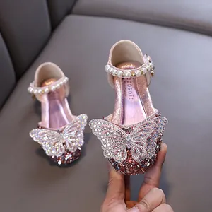 Funkelnde rosa Mädchen Prinzessin Schuhe mit Strass-Schmetterling und Perlenriemen