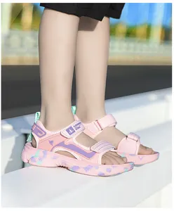 Seitendetail von rosa Kinder-Sportsandalen mit Klettverschluss am Kinderfuß