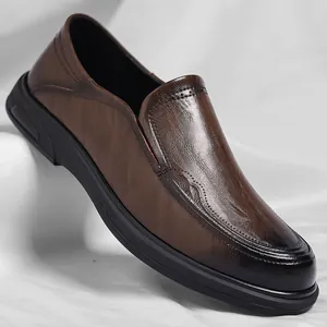 Mocassins en cuir dégradé marron pour homme avec design pratique et style décontracté
