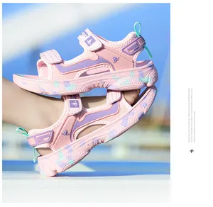 Nahaufnahme von pinkfarbenen Kindersandalen mit lila Riemen und Tarnsohle