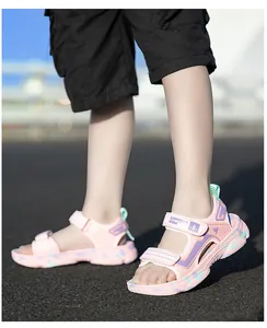 Detail von rosa Kindersportsandalen mit verstellbaren Riemen und weicher Sohle