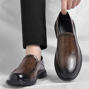 Mocassins en cuir marron pour hommes au design décontracté chic et facile à enfiler