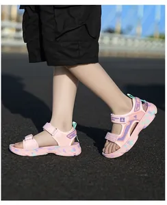 Detailansicht von rosa Kindersportsandalen, die beim Gehen im Freien getragen werden