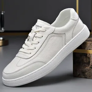 Chaussures de Skateboard Décontractées pour Hommes en Cuir Pleine Fleur Baskets Blanches Semelle Souple Légère en Caoutchouc Antidérapant Basses à Lacets