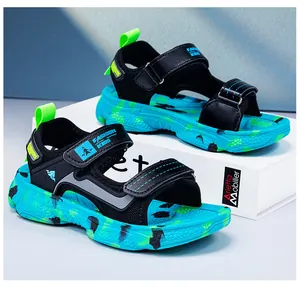 Detailansicht der Kindersandalen mit neongrüner und blauer Camouflage-Sohle