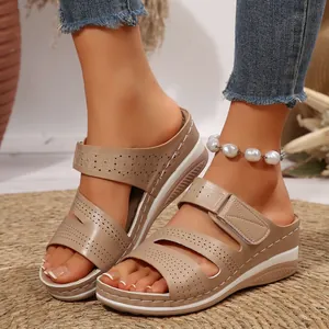 Vista dettagliata dei sandali platform color kaki con cinturini traforati a fiori