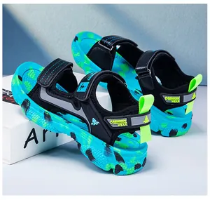 Sport-Sandalen für Jungen mit cyanfarbener Camouflage-Sohle und Klettverschluss