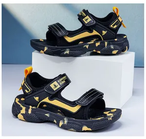 Seitenansicht schwarzer und gelber Sportsandalen für Jungen mit weichen Sohlen