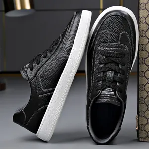 Baskets décontractées en cuir grainé noir pour hommes avec semelles en caoutchouc blanc