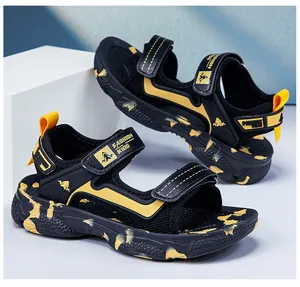 Detailansicht von schwarzen und gelben Jungensandalen mit verstellbaren Klettverschlüssen