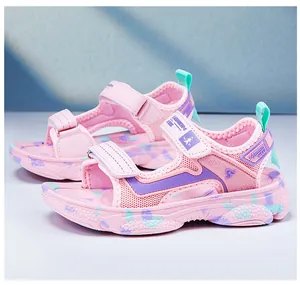 Seitenansicht der rosa Sommersandalen für Kinder mit atmungsaktivem Mesh und Klettverschluss