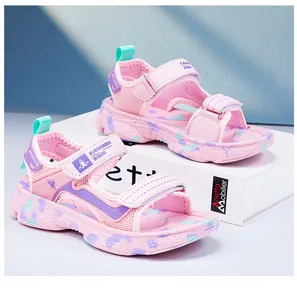 Detailansicht der stylischen rosa Kindersandalen mit verstellbaren Klettverschlüssen