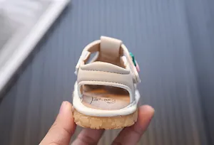 Primo piano del tallone e della suola antiscivolo di un sandalo beige per neonati
