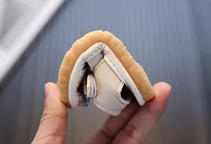 Sandalo per neonati con suola flessibile piegato per mostrare elasticità e comfort
