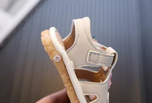 Dettaglio del tallone di un sandalo sonoro per neonati con cinturino in velcro regolabile