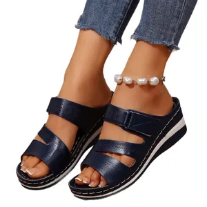 Eleganti sandali con zeppa blu navy da donna con punta aperta e dettagli floreali