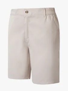 Detailaufnahme der lässigen khakifarbenen Herrenshorts mit Stoffstruktur und Knopf