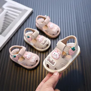 Sandali Estivi per Bambini Piccoli 0-2 Anni Suola Morbida Cartone Animato Coniglio Fragola Punta Chiusa Scarpe Che Fischiano
