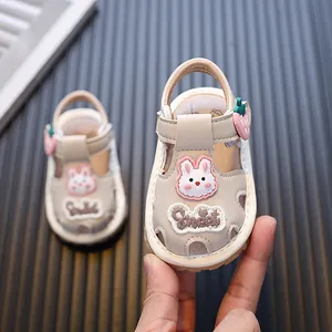 Sandali beige per neonati con simpatica toppa a forma di coniglio e suola in gomma morbida