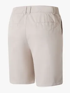 Makro-Detailansicht der beigen Freizeitshorts für Herren mit Gesäßtaschen und Stofftextur