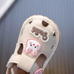 Sandali da passeggio beige per neonati con coniglio cartone e ricamo felice