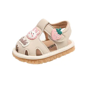 Simpatici sandali estivi per neonati beige con coniglio e fragola cartoon e suola morbida