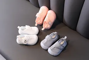 Atmungsaktive Baby-Laufschuhe aus Netzstoff in Rosa, Weiß und Grau mit Klettverschluss