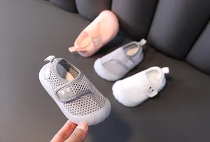 Detailansicht atmungsaktiver Mesh-Babylauflernschuhe mit weicher Sohle und Klettverschluss