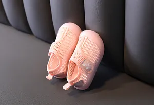 Detail von atmungsaktiven rosa Mesh-Babylauflernschuhen mit weichen Sohlen und Klett