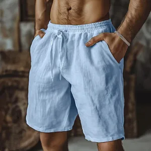 Primo piano di pantaloncini in cotone e lino azzurro traspirante con coulisse in vita.