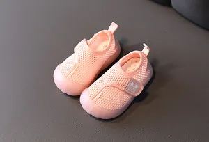 Detail von atmungsaktiven rosa Mesh-Babyschuhen mit weicher Sohle und Klettverschluss