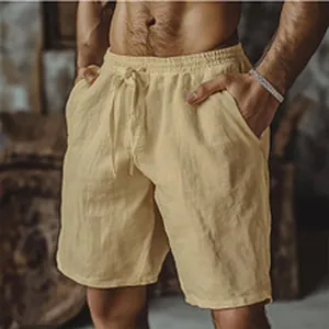 Primo piano di pantaloncini in cotone e lino traspiranti con coulisse su un modello