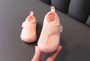 Detailansicht eines atmungsaktiven rosa Netz-Lauflernschuhs mit Klettverschluss.