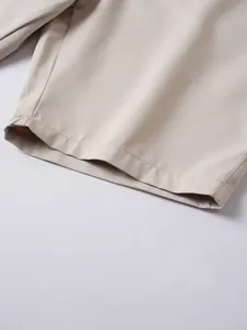 Makroansicht der hochwertigen Nähte und Stofftextur bei beigefarbenen Herrenshorts