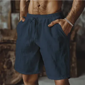 Primo piano di pantaloncini in cotone e lino blu navy con elastico in vita e lacci