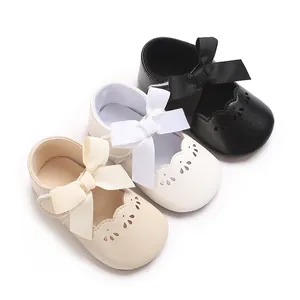 Detalle de zapatos de princesa para bebé con lazos grandes en tres colores clásicos