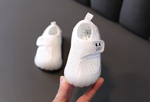 Nahaufnahme der weißen, atmungsaktiven Mesh-Babyschuhe mit praktischem Klettverschluss