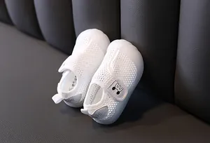 Nahaufnahme der atmungsaktiven weißen Mesh-Babyschuhe mit weicher Sohle und Klett
