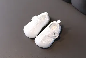 Detailansicht der weißen Mesh-Babyschuhe mit atmungsaktivem Obermaterial und Klettverschluss
