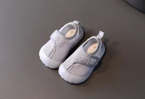 Detailansicht der atmungsaktiven Mesh-Babyschuhe mit weicher Sohle und Gummikappe