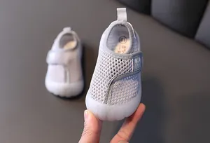 Nahaufnahme von atmungsaktiven Baby-Lauflernschuhen aus Mesh mit Klettverschluss
