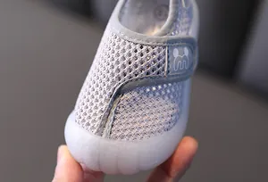 Detailansicht eines atmungsaktiven Baby-Lauflernschuhs mit Klettverschluss