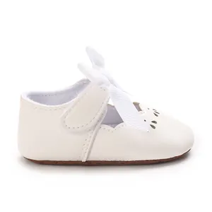 Detalle de vista lateral de zapato de princesa blanco para bebé con un lazo grande