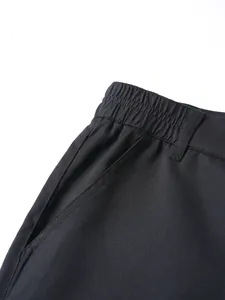 Detailansicht der schwarzen Herren-Sportshorts mit elastischem Bund und Taschennaht