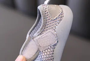 Detailansicht der atmungsaktiven grauen Mesh-Babyschuhe mit praktischem Klettverschluss für Kleinkinder